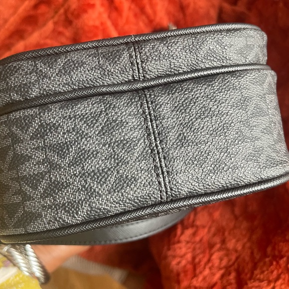 Michael Kors Jet Set Crossbody - Picture 4 of 7